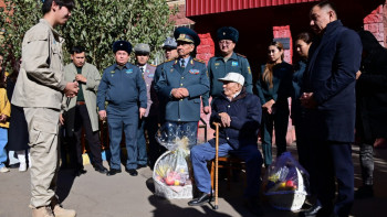 Фотография к новости: Әскерилер соғыс ардагерін 101 жасқа келуімен құттықтады