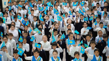 Фотография к новости: Астанада «Атамекен» әнін 400 оқушы шырқады