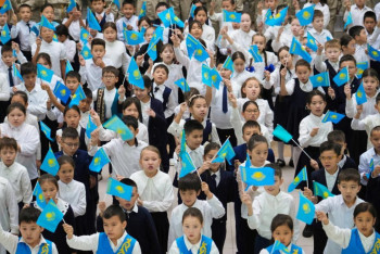 Фотография к новости: Астанада «Атамекен» әнін 400 оқушы шырқады