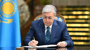 Фотография к новости: Тоқаев Республика күні қарсаңында ғалым, мұғалім, дәрігер мен өндіріс мамандарын марапаттады