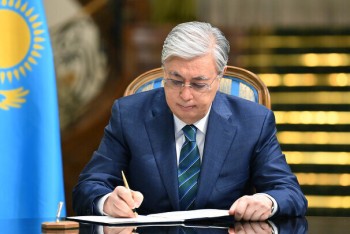 Фотография к новости: Тоқаев Республика күні қарсаңында ғалым, мұғалім, дәрігер мен өндіріс мамандарын марапаттады