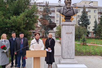 Фотография к новости: Татарстанда Абай Құнанбаевтың ескерткіш-бюсті ашылды