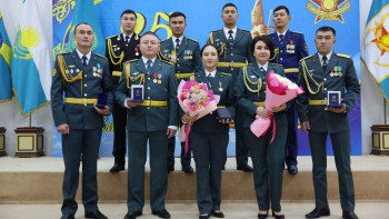 Фотография к новости: Әскери қызметшілерге мемлекеттік наградалар табыс етілді