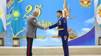 Фотография к новости: Қорғаныс министрі 37 офицерге мерзімінен бұрын әскери атақ берді