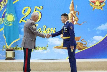 Фотография к новости: Қорғаныс министрі 37 офицерге мерзімінен бұрын әскери атақ берді