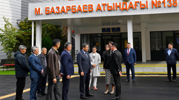 Фотография к новости: Алматы әкімі Ерболат Досаев сейсмикалық күшейту мен күрделі жөндеуден өткен мектепті көрді