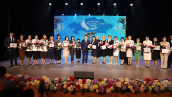 Фотография к новости: Елімізде мұғалімдер 3,5 млн теңгеден алды