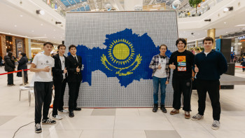 Фотография к новости: 3000 рубик текшесі: Республика күні Қазақстан картасында мемлекеттік ту бейнеленген пано құрастырылды