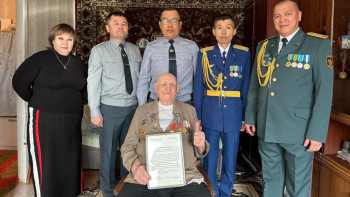 Фотография к новости: Павлодарда әскери қызметшілер соғыс ардагерін ғасыр тойымен құттықтады