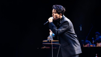 Фотография к новости: Димаш Құдайберген Сингапурдағы қайырымдылық концертінде өнер көрсетті