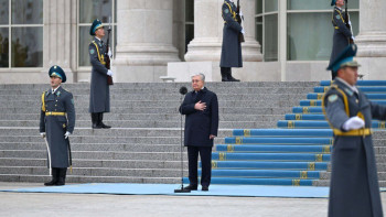 Фотография к новости: Президент Мемлекеттік ту көтеру рәсіміне қатысты