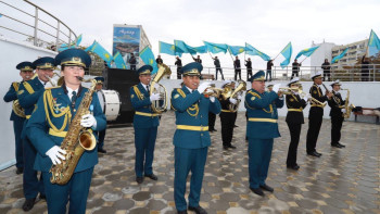 Фотография к новости: Ақтауда Республика күніне орай Мемлекеттік ту көтеру рәсімі өтті