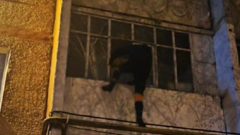 Фотография к новости: Петропавлда құтқарушылар үйде қамалып қалған сәбиді құтқарды