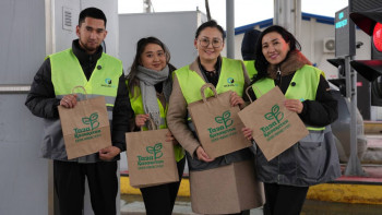 Фотография к новости: Еліміздегі автожолдарда жүргізушілерге экопакеттер таратылды
