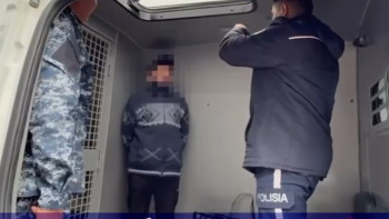 Фотография к новости: Кәсіпкердің 75 млн теңгесін жымқырып кеткен күдікті Қырғызстаннан экстрадицияланды