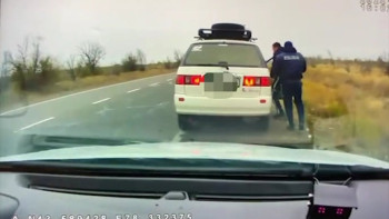 Фотография к новости: Алматыда полиция қызметкерін көлікпен сүйреп кеткен жүргізуші ұсталды