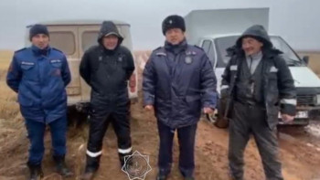 Фотография к новости: Ұлытауда көлікпен жолда қалып қойған үш ер адам құтқарылды