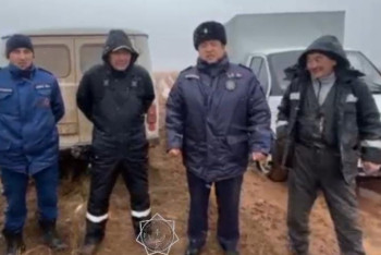 Фотография к новости: Ұлытауда көлікпен жолда қалып қойған үш ер адам құтқарылды