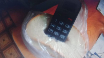 Фотография к новости: Қостанайда колонияға нанға салып ұялы телефон өткізбек болды