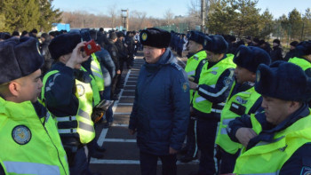 Фотография к новости: СҚО-да полицейлер қысқы киім үлгісіне ауысты