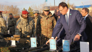 Фотография к новости: Сенаторлар Курчатов қаласындағы Ұлттық ұланның әскери бөлімін аралады