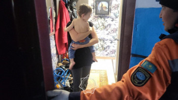 Фотография к новости: Семейде пәтерде қамалып қалған екі жасар бала құтқарылды