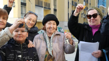 Фотография к новости: Алматыда кезекте тұрғандарға жаңа пәтерлердің кілті табысталды