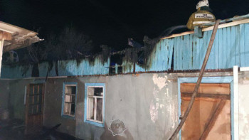 Фотография к новости: Жетісу облысының құтқарушылары өрт кезінде 2 газ баллонын алып шықты