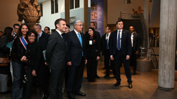 Фотография к новости: Қазақстан мен Франция президенттері Гиме азиялық өнер музейіне барды