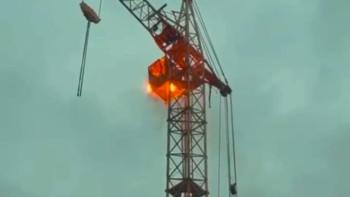 Фотография к новости: Қарағандыда мұнара краны өртенді