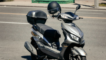 Фотография к новости: Алматыда мопед пен көлік соқтығысып, 25 жастағы қыз көз жұмды