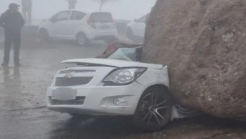 Фотография к новости: Өзбекстанда таудан домалап түскен тас көлікті адамдарымен бірге мыжып тастады