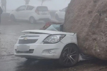 Фотография к новости: Өзбекстанда таудан домалап түскен тас көлікті адамдарымен бірге мыжып тастады