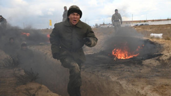 Фотография к новости: Маңғыстауда теңіз жаяу әскерлерінің жас сарбаздары танк жүргізіп, сынақтан өтті