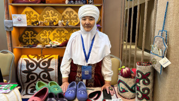 Фотография к новости: "Күйзеліс кетіп, жайланасың": Қолөнерші қой жүнінің қасиетін айтты