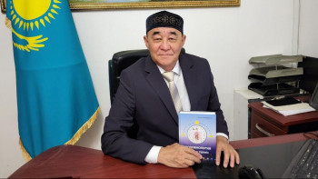 Фотография к новости: "Темекі шеккенін қоя алмаған сияқты". Маман уақыт белдеуіне қарсы шығып жүргендердің кім екенін айтты