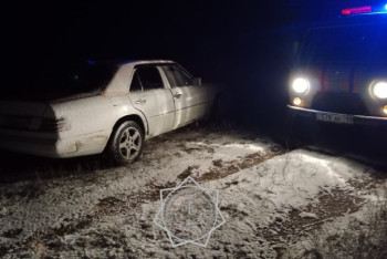 Фотография к новости: Талдықорғанда көлігімен балшыққа батқан екі адам құтқарылды