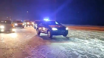 Фотография к новости: Полицейлер боранда қалған 600-ге жуық көлікке көмектесті