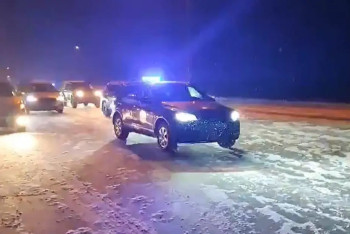 Полицейлер боранда қалған 600-ге жуық көлікке көмектесті