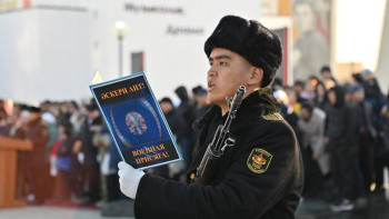 Фотография к новости: Қарулы күштерде жас сарбаздар әскери ант берді