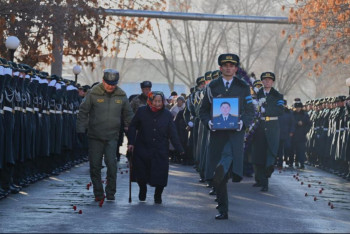 Фотография к новости: Ақтөбеде оқу-жаттығу кезінде қаза тапқан ұшқышты соңғы сапарға шығарып салды