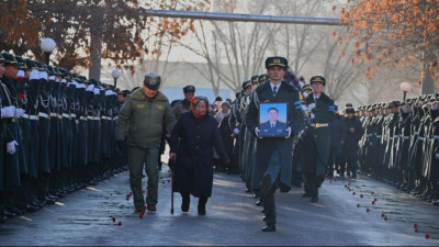 Ақтөбеде оқу-жаттығу кезінде қаза тапқан ұшқышты соңғы сапарға шығарып салды