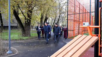 Фотография к новости: Алматы әкімі жаңа стандарт бойынша абаттандырылған аулалармен танысты