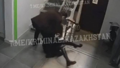 Алматыда тұрғын үйлердің бірінде қызға шабуыл жасаған күдікті ұсталды