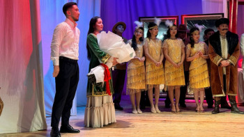 Фотография к новости: Астана театрында елордалық жігіт сүйіктісіне ерекше ұсыныс жасады