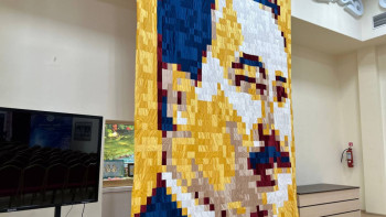 Фотография к новости: Оқушылар құрақтан Сәкен Сейфуллиннің бейнесін жасады