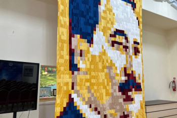 Фотография к новости: Оқушылар құрақтан Сәкен Сейфуллиннің бейнесін жасады