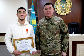 Алматыда суға батқан баланы құтқарған азамат марапатталды