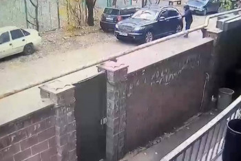 Алматыда ірі супермаркеттің есепшісіне шабуылдап, тонаған күдікті ұсталды