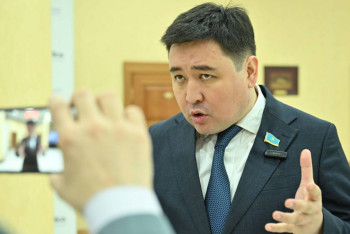 Фотография к новости: Нартай Аралбайұлы 20 мың теңге төлеп, Мақатаев өлеңінің авторы атанған